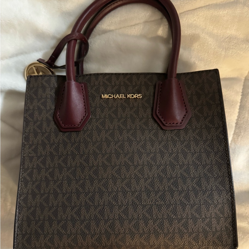 Michael kors purse. Comes with shoulder strap